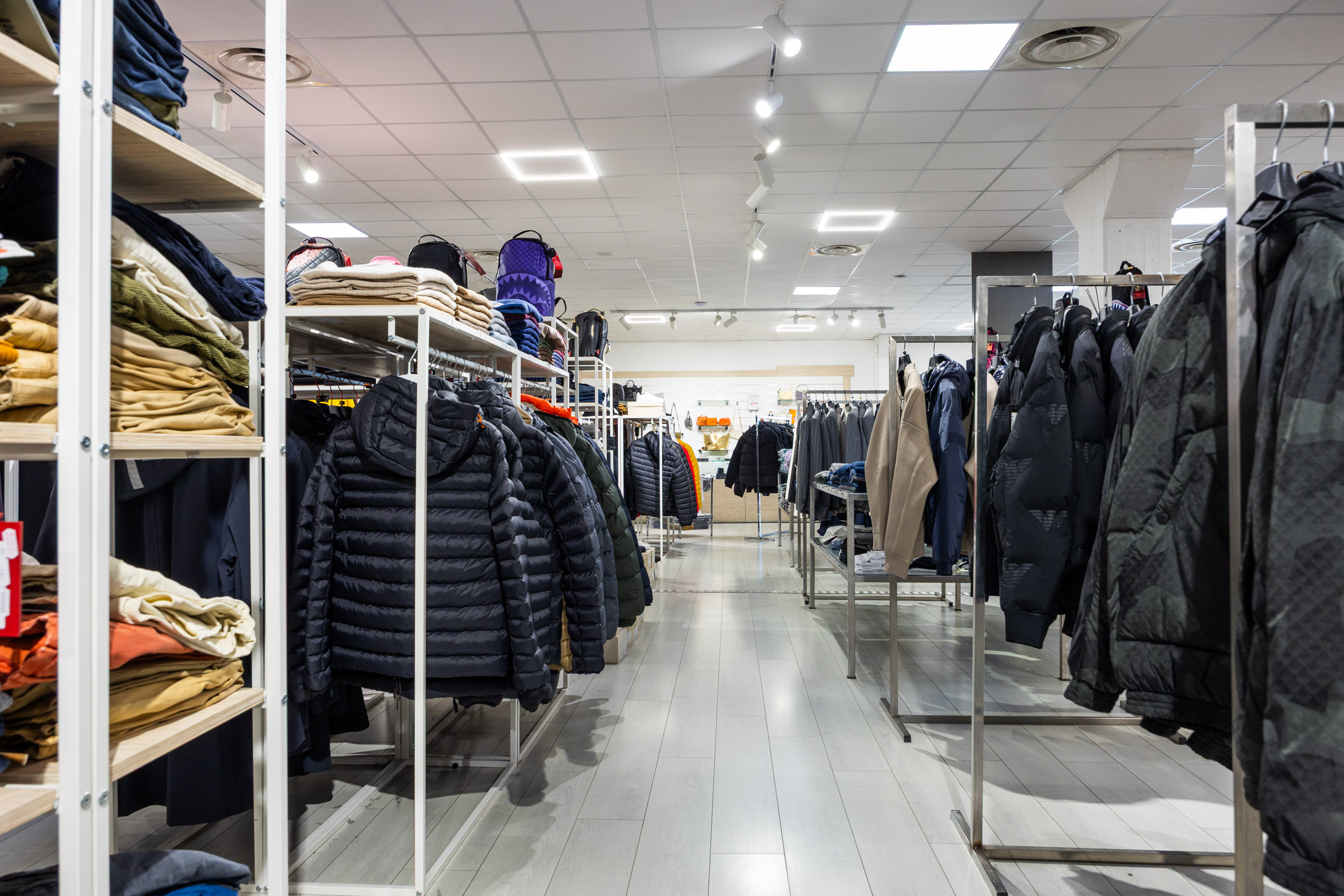 IN-OUT Outlet Ciampino - Scaffali abbigliamento
