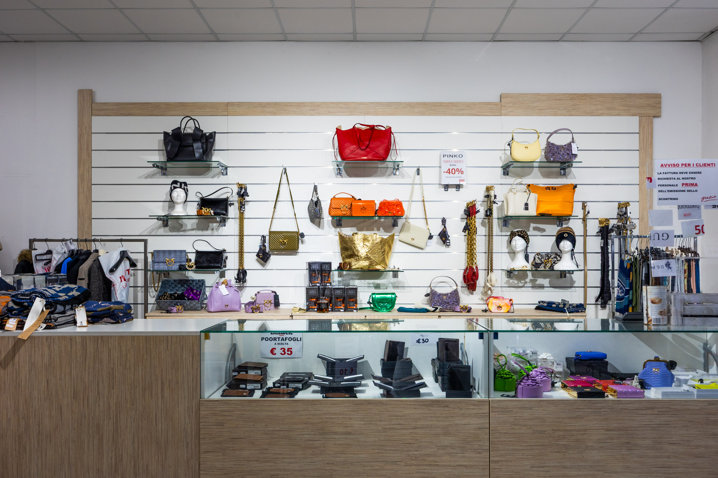 IN-OUT Outlet Ciampino - Reparto borse