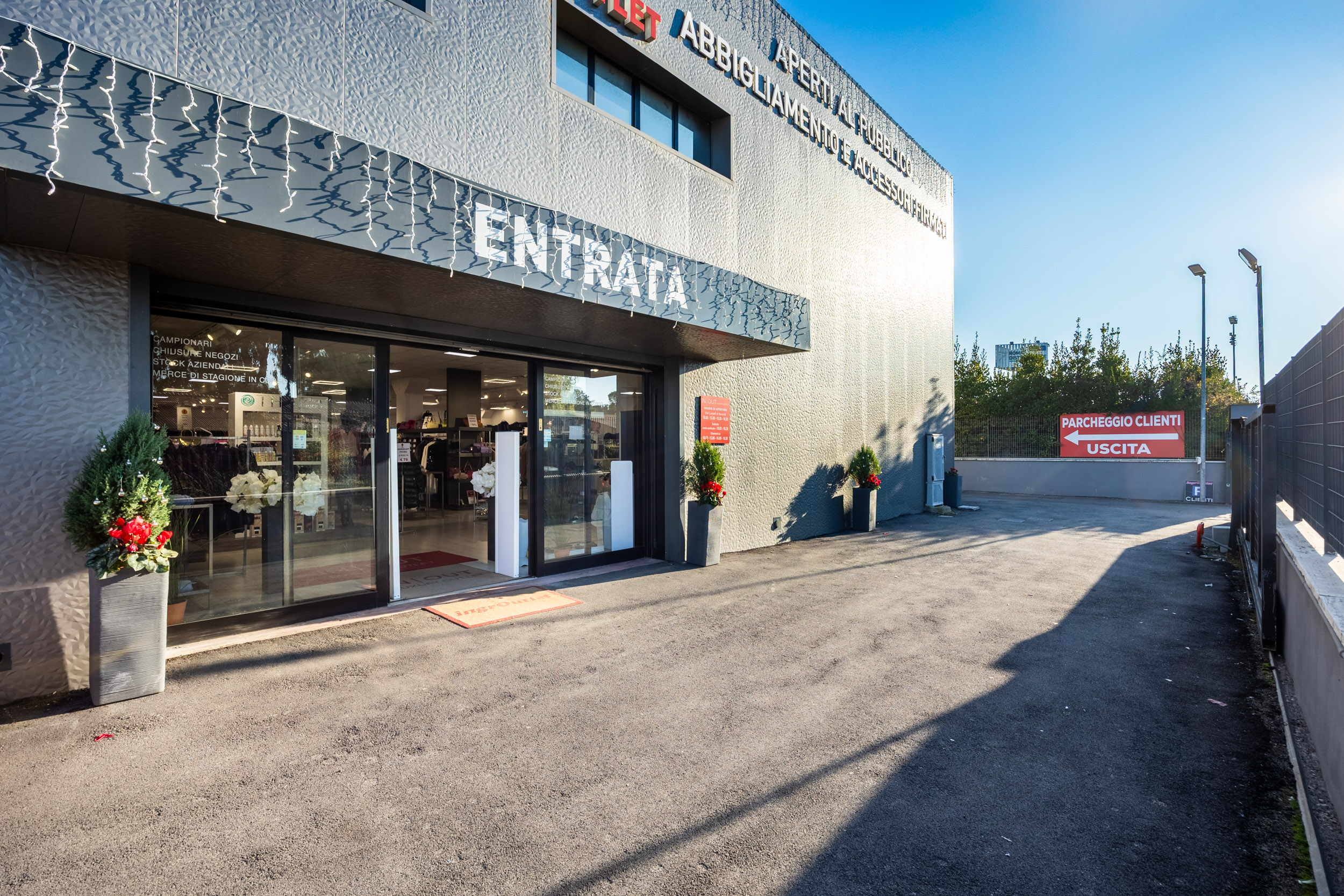 IN-OUT Outlet Ciampino - Vetrina uomo