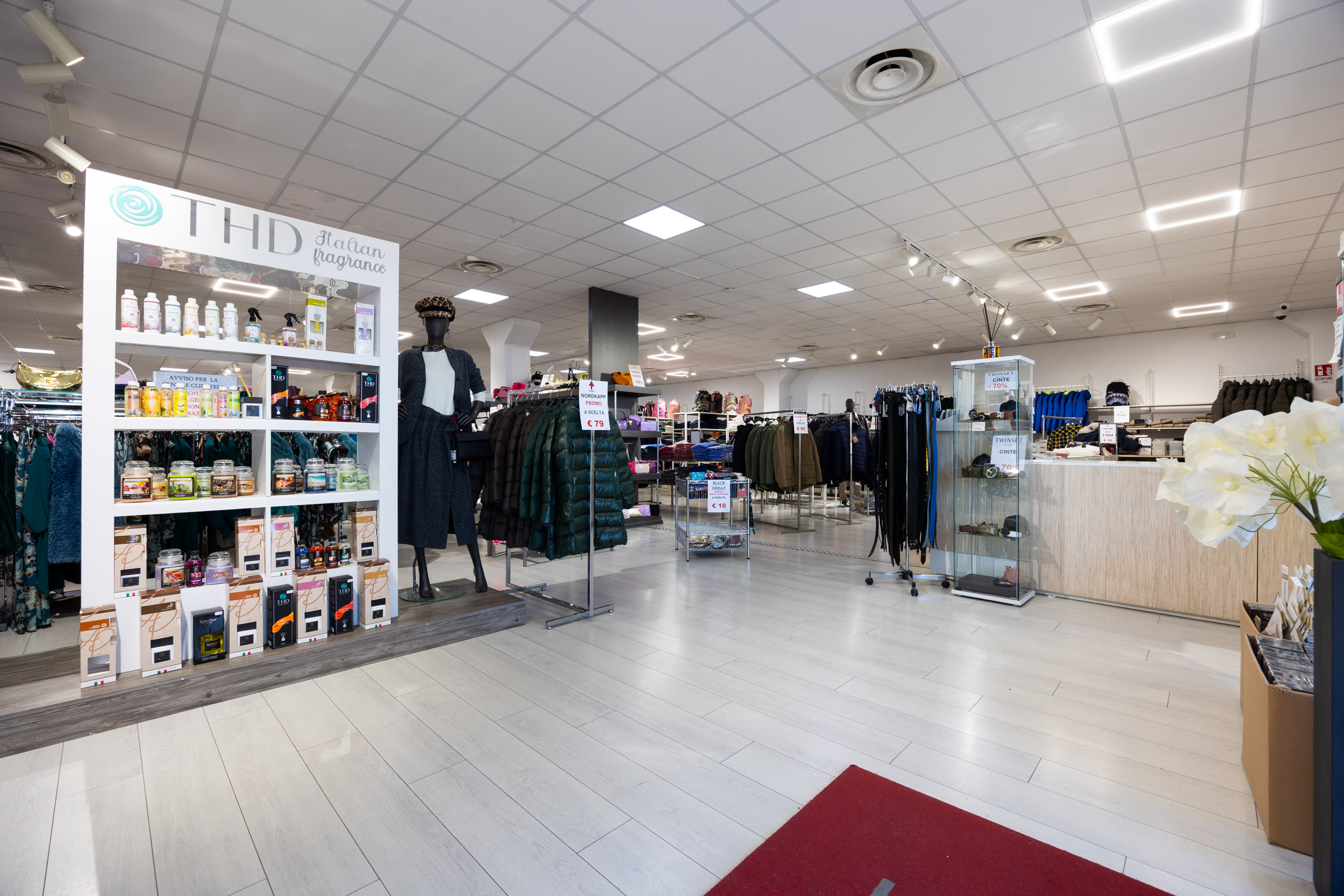 IN-OUT Outlet Ciampino - Vetrina dettaglio
