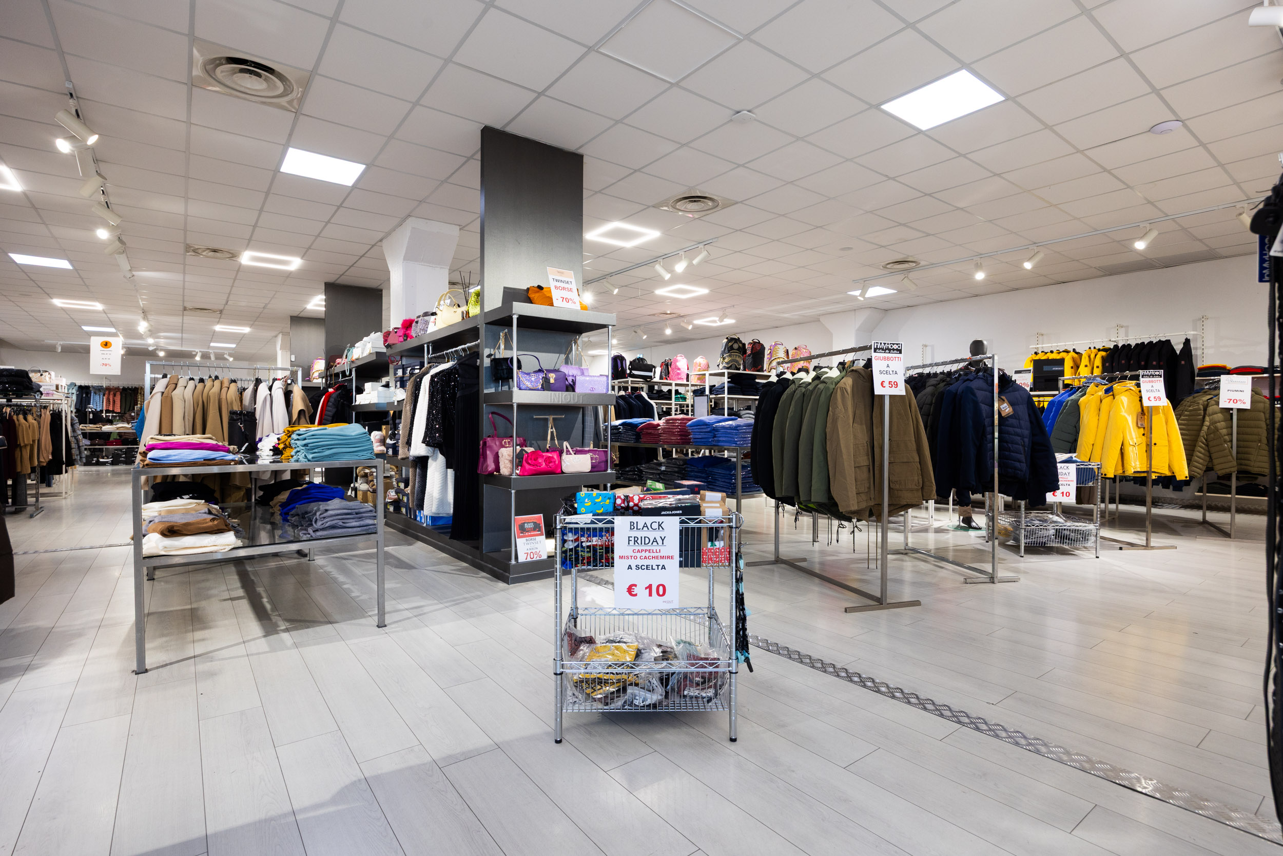 IN-OUT Outlet Ciampino - Vista laterale
