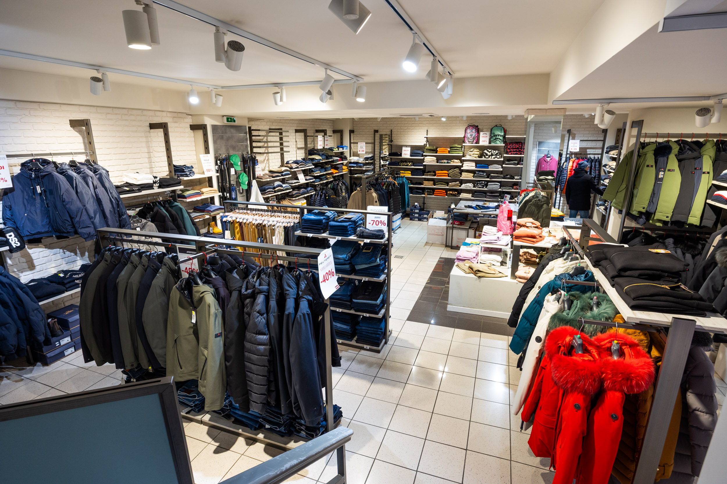 IN-OUT Outlet Roma Boccea - Scaffali abbigliamento