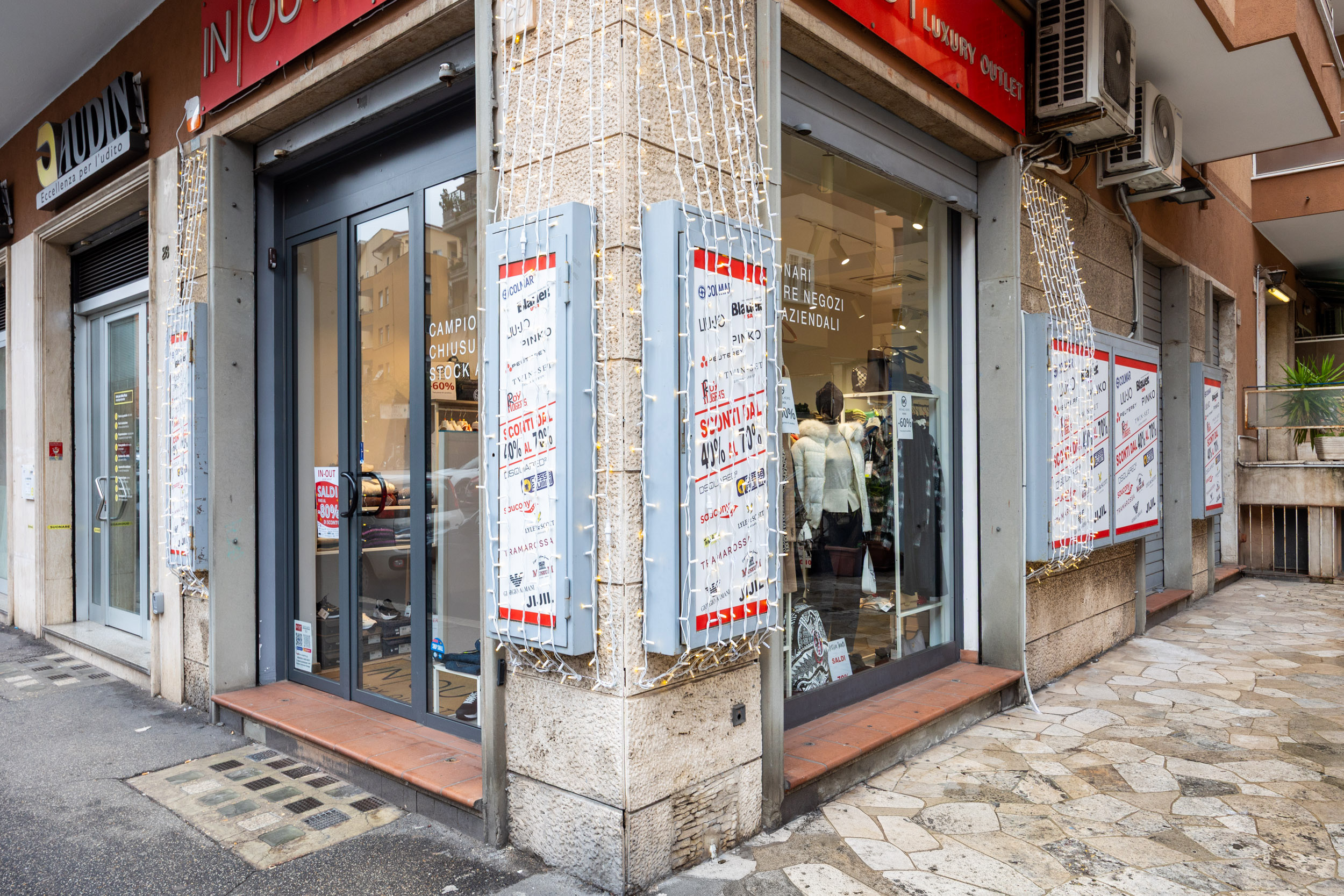 IN-OUT Outlet Roma Boccea - Vetrina donna