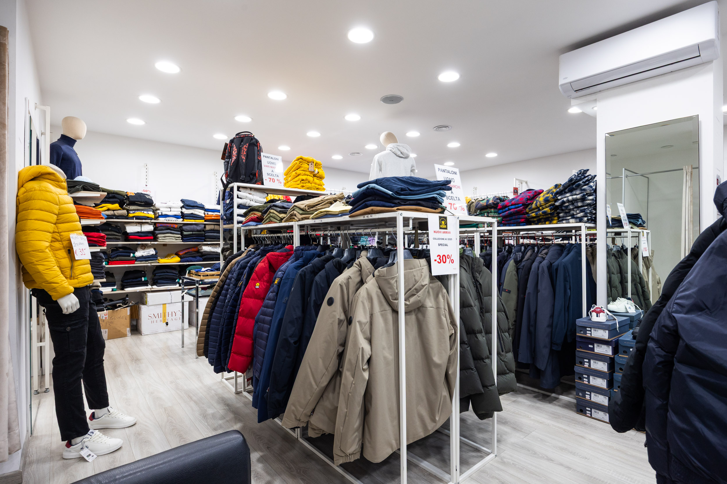 IN-OUT Outlet Roma Tuscolana - Scaffali abbigliamento