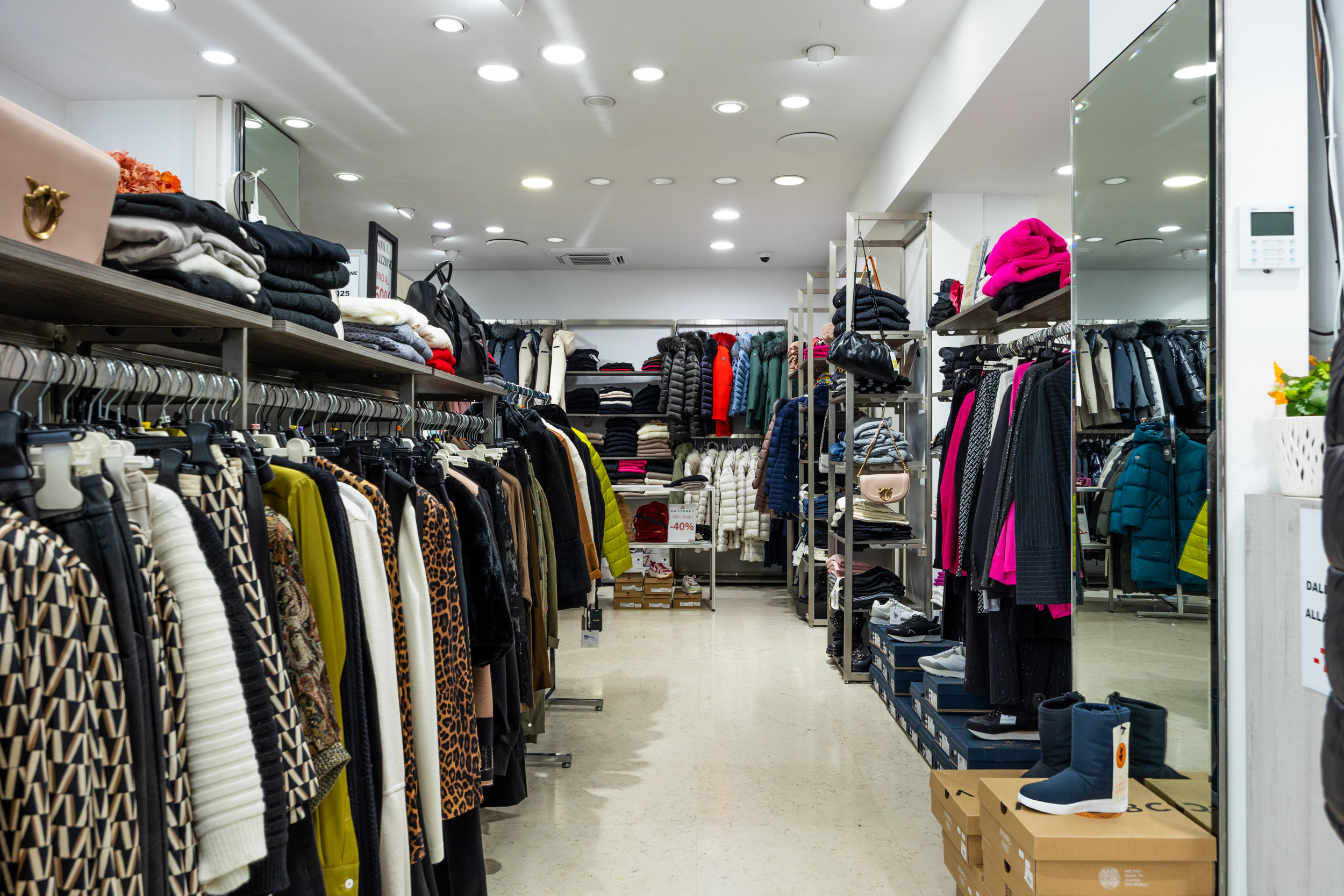 IN-OUT Outlet Roma Tuscolana - Panoramica negozio