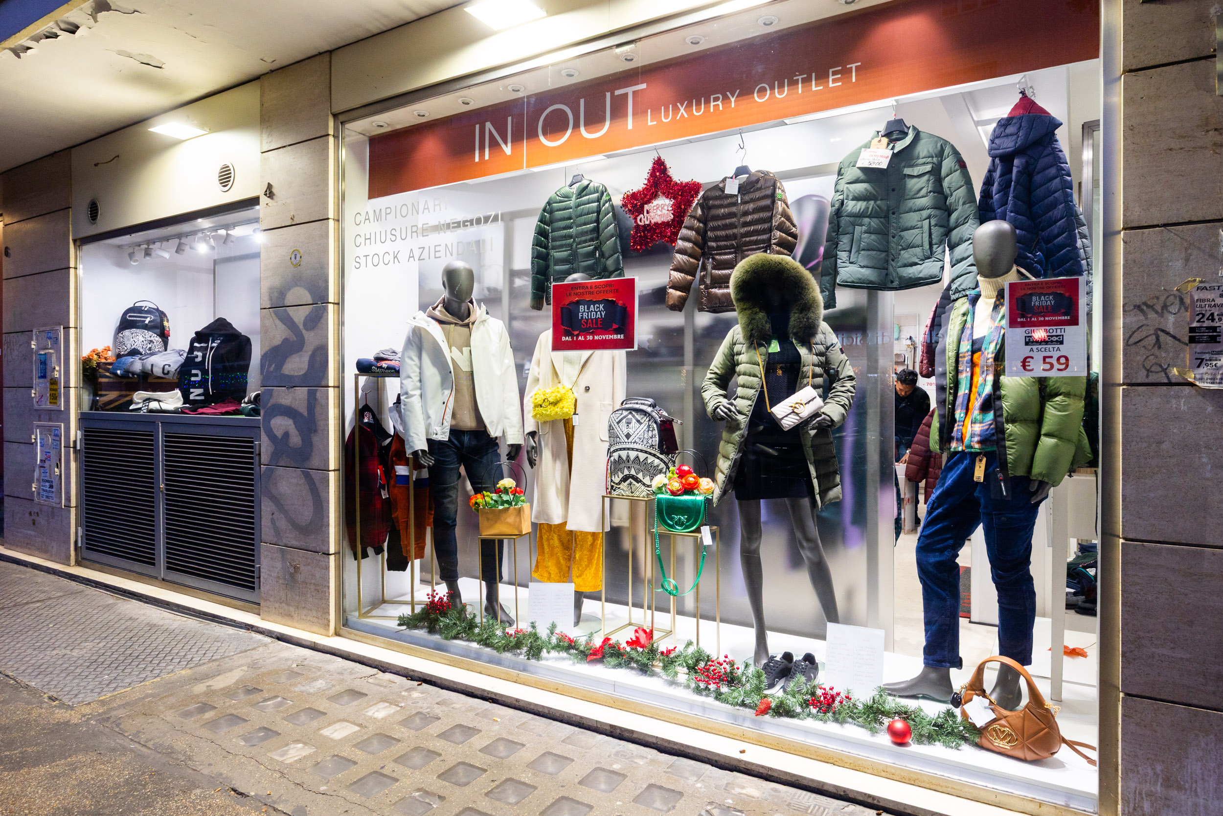 IN-OUT Outlet Roma Tuscolana - Vetrina dettaglio