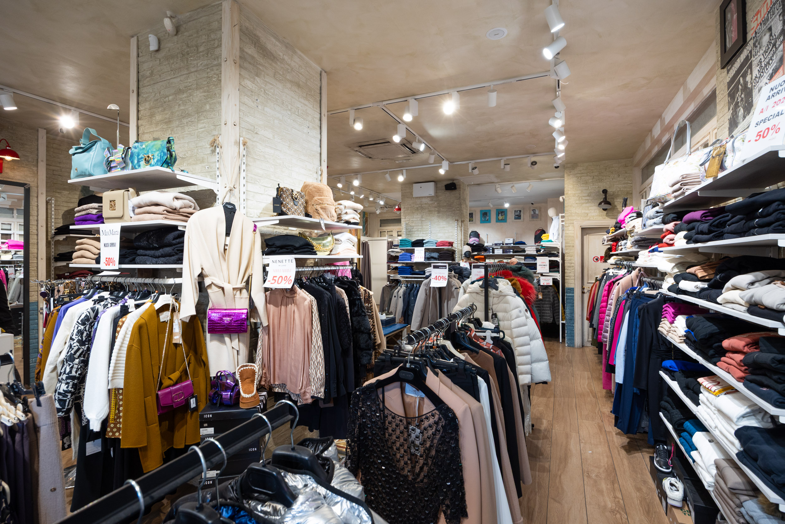 IN-OUT Outlet Roma XXI Aprile - Scaffali abbigliamento