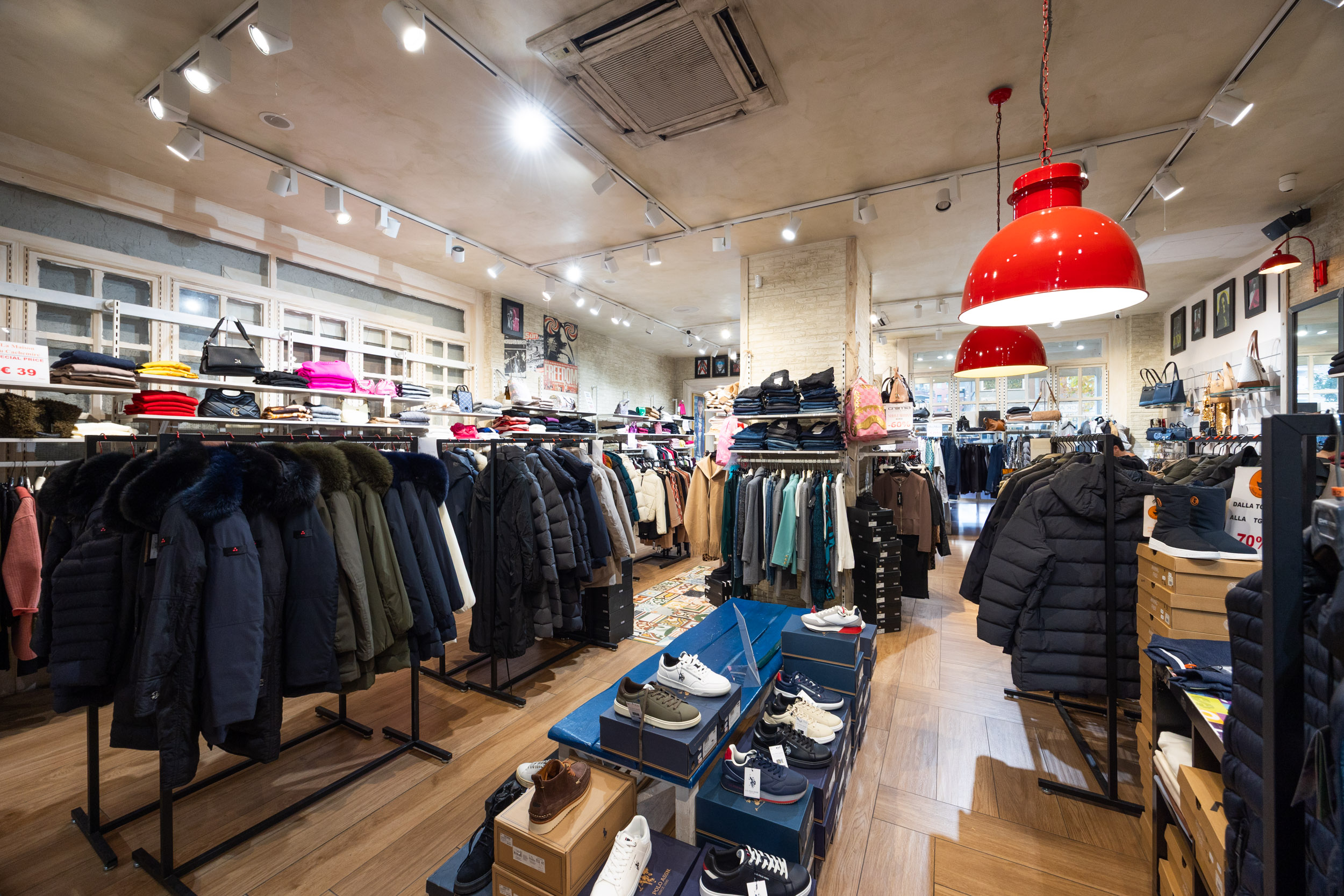 IN-OUT Outlet Roma XXI Aprile - Jeans e casual