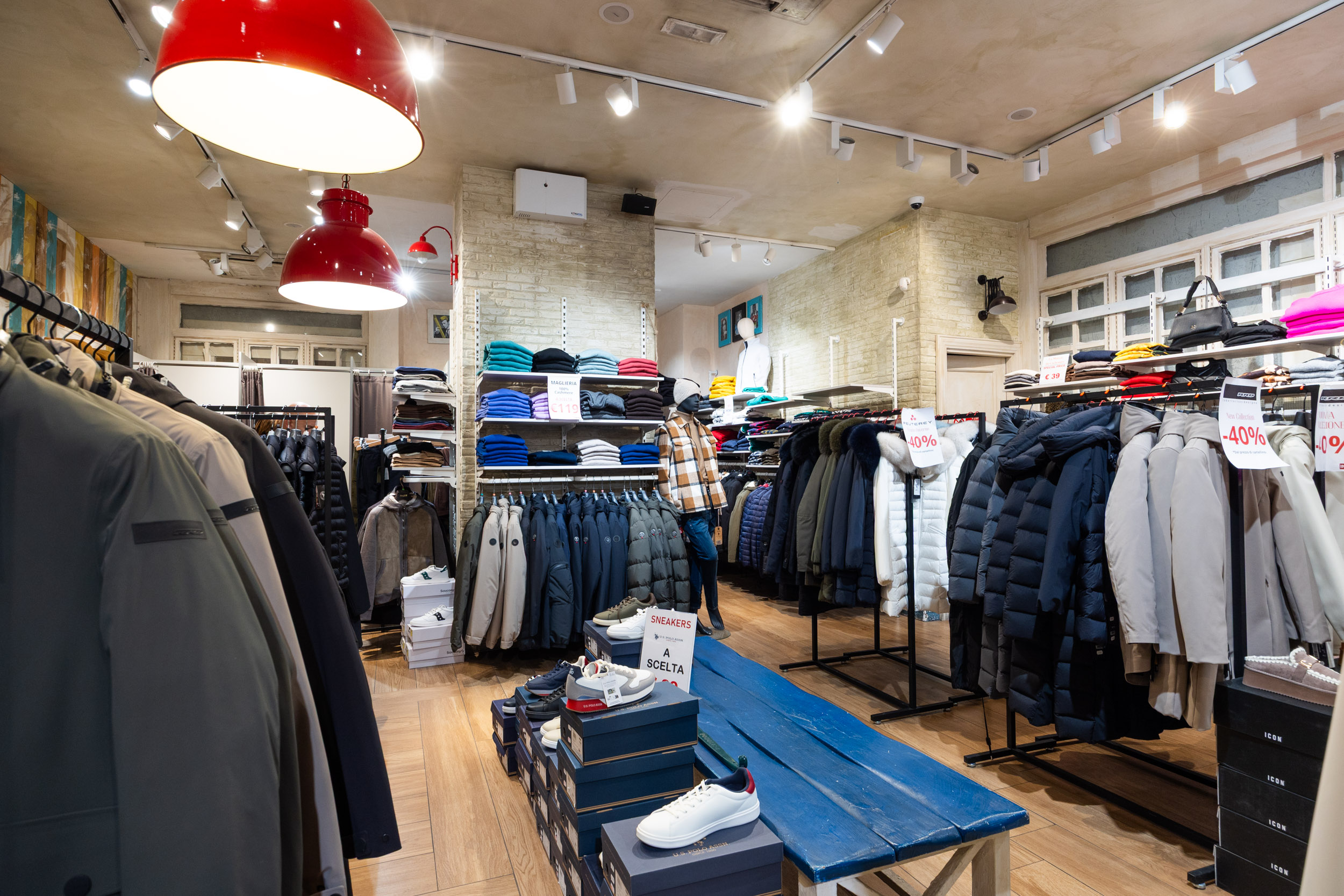 IN-OUT Outlet Roma XXI Aprile - Reparto borse